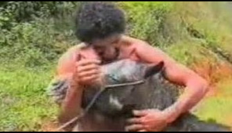 Un homme aux cheveux bouclés avec pédant persistance lèche la chatte de lâne et de la baise puis lanimal