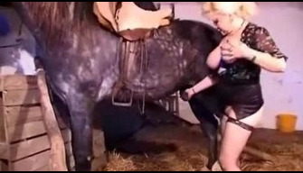 Erótico MILF com grandes seios suavemente acaricia uma cavalos de pau